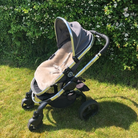 Pram liner in sheepskin to keep the pram cool and comfortable for a baby, shown in an icandy peach pram