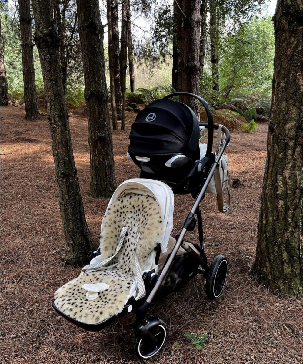 Buggy sheepskin liner in leopard print perfectly fitting the harness of a cybex priam pram